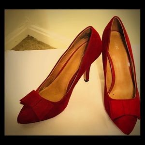 Red sueded pumps